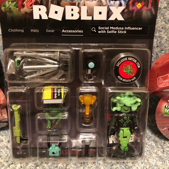 ROBLOX Social Medusa Influencer w/ Selfie Stick Action Fig Set + 2 Piggy figs!! - Picture 2 of 5